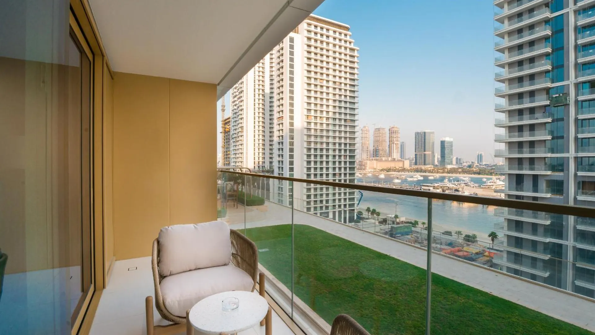 Easygo- Luxury 1Bdr With Beach Access- Emaar Beach Front Dubai Apartment